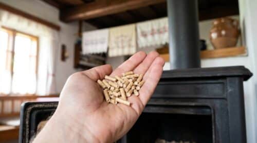 zjistěte, proč je důležité prosít dřevěné pelety před použitím, aby vaše kamna vydržela déle a snížily náklady na opravy.