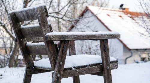 zjistěte, proč nechávám zahradní nábytek venku i během zimy a jak mi tento jednoduchý zvyk pomáhá předcházet rezivění a prodlužuje jeho životnost.